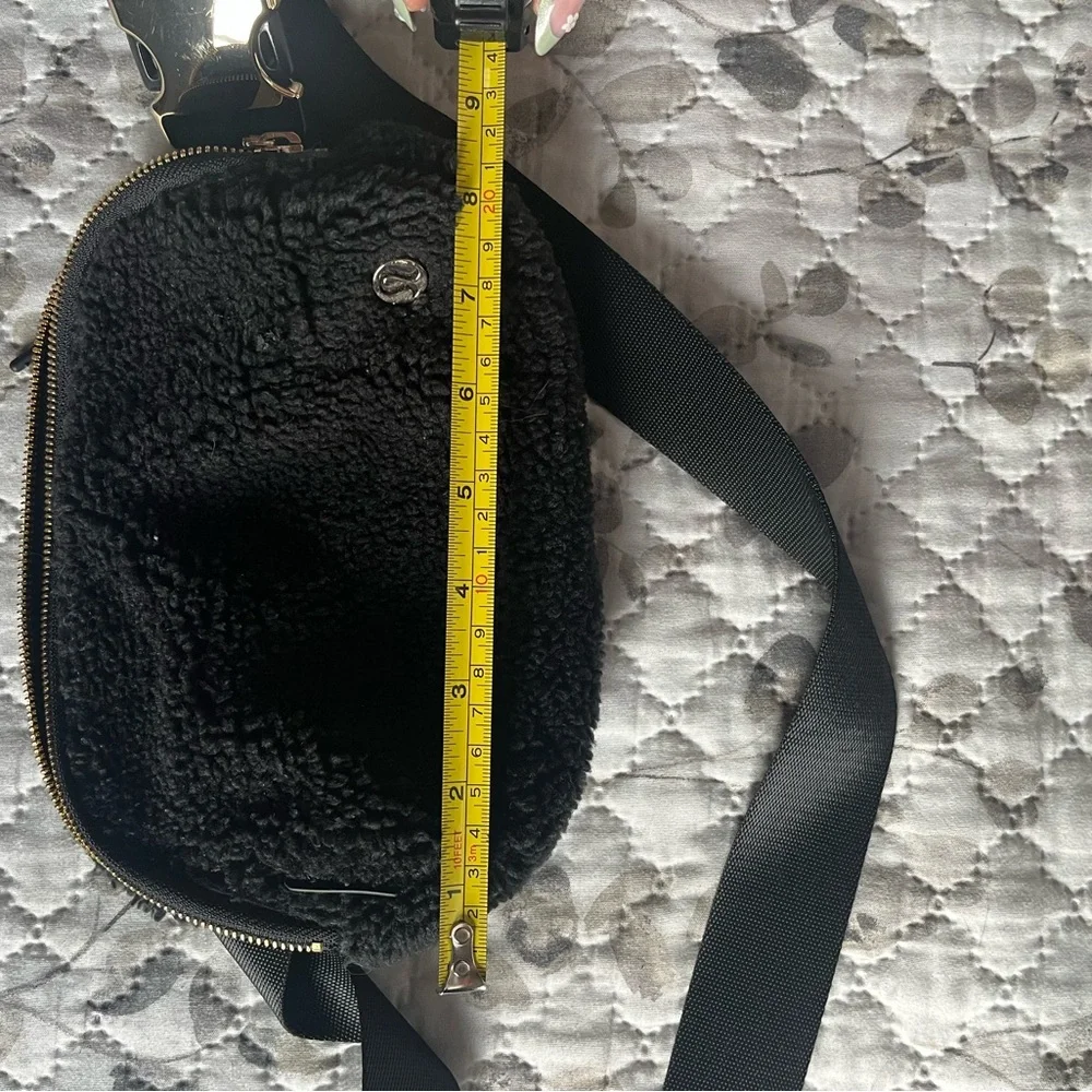Lululemon Black Sherpa Belt Bag with Gold Zipper - Picture 5 of 7
